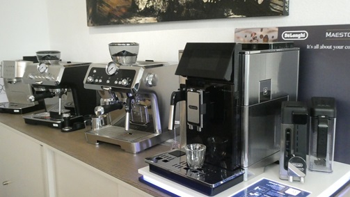 Bei uns finden Sie eine grosse Auswahl an Kaffeevollautomaten, Siebträgermaschinen und Kapselmaschinen von DeLonghi, ECM, Jura, Melitta, Rotel, Saeco, Bezzera und Rocket