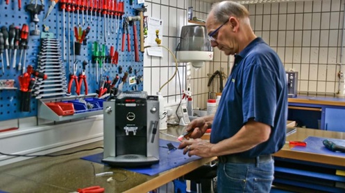 Hans-Peter Gloor bei einer Reparatur - Gloor Elektroservice AG